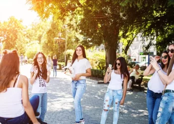 Farmear aura: en qué consiste la tendencia viral que está por todas partes