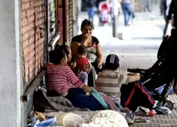 Casi 4 de cada 10 niños y adolescentes no pueden acceder a ropa y calzado por falta de dinero
