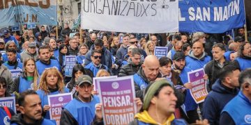 Miles de endeudados con bancos y billeteras virtuales se movilizaron al Ministerio de Economía
