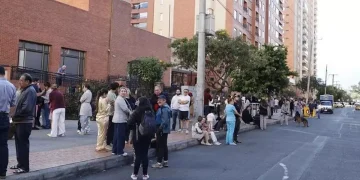 Un terremoto de magnitud 7,4 sacudió a Colombia y hay alerta por posibles réplicas