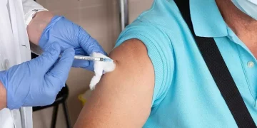 ¿Una vacuna contra el melanoma? Qué hay realmente detrás del anuncio de MSD y Moderna