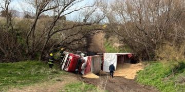 Volcó un camión en el camino La Tigra–Arroyo Napostá