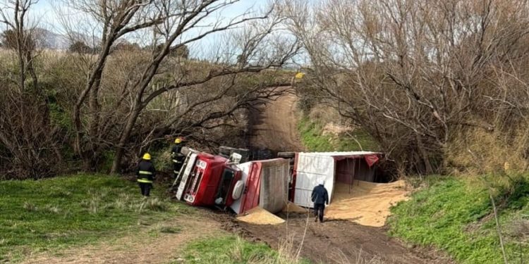 Volcó un camión en el camino La Tigra–Arroyo Napostá