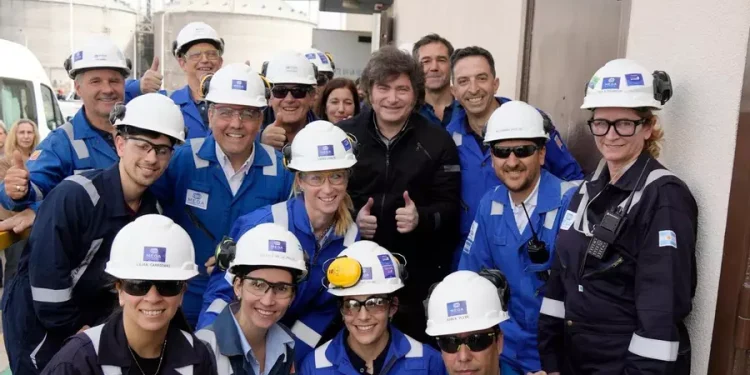 Milei desembarcó en Bahía Blanca con el RIGI como bandera y su tropa política para 2027
