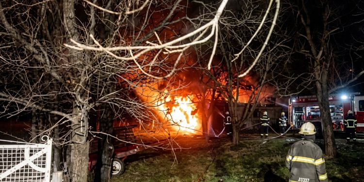 Cinco dotaciones de Bomberos sofocaron un incendio en un establecimiento rural en Sierra de La Ventana