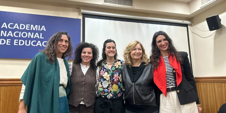 La Escuela N.º 47 de Villa Arcadia presentó sus prácticas de innovación educativa en la Academia Nacional de Educación