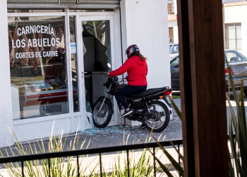 Tornquist: Una mujer en moto terminó dentro de una carnicería