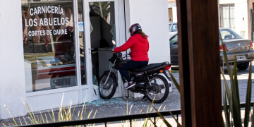 Tornquist: Una mujer en moto terminó dentro de una carnicería