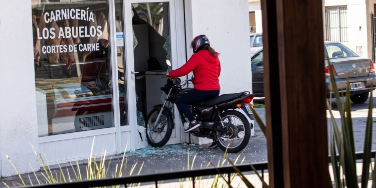 Tornquist: Una mujer en moto terminó dentro de una carnicería