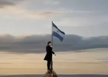 Milei se mostró arriba de la Torre Eiffel y avisó a los empresarios franceses: “Vengan a llenarse los bolsillos en Argentina”