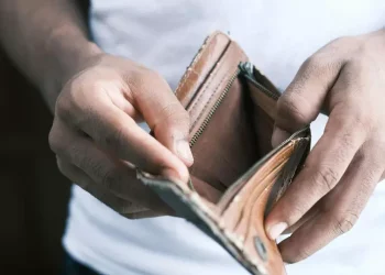 La mora de las familias en los bancos llegó a 12,9% en julio, el nivel más alto en 20 años