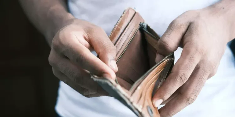 La mora de las familias en los bancos llegó a 12,9% en julio, el nivel más alto en 20 años