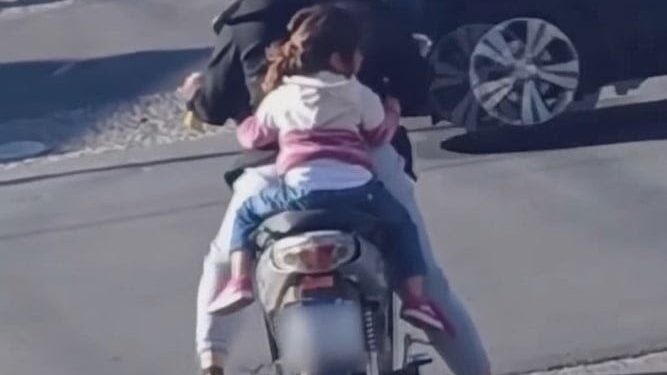 Niños en peligro sobre dos ruedas