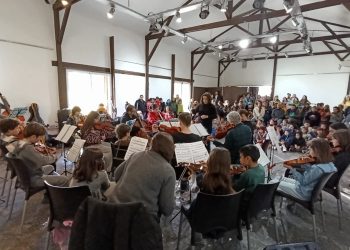 La Orquesta Escuela Tornquist inició su gira por la comarca con un concierto a sala llena