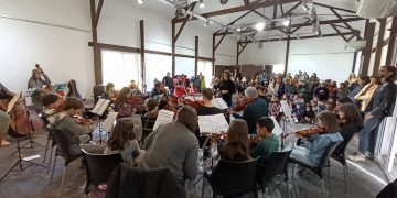 La Orquesta Escuela Tornquist inició su gira por la comarca con un concierto a sala llena
