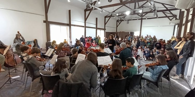 La Orquesta Escuela Tornquist inició su gira por la comarca con un concierto a sala llena