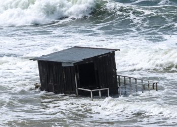Pehuen Co: el mar arrastró puestos de guardavidas y causó destrozos en paradores