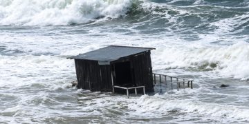 Pehuen Co: el mar arrastró puestos de guardavidas y causó destrozos en paradores