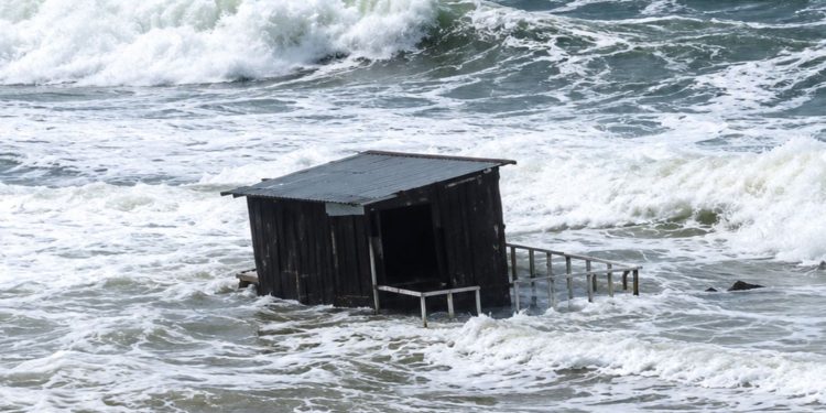 Pehuen Co: el mar arrastró puestos de guardavidas y causó destrozos en paradores