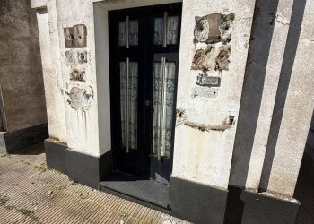 Indignación en Cabildo: Robaron placas de bronce del cementerio