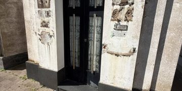 Indignación en Cabildo: Robaron placas de bronce del cementerio cas