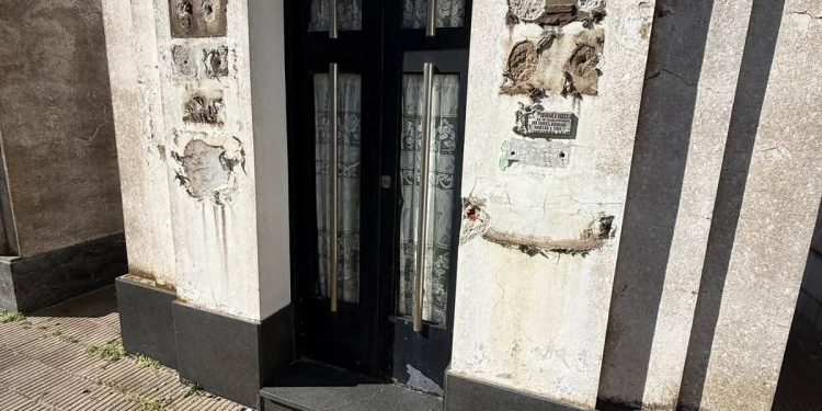 Indignación en Cabildo: Robaron placas de bronce del cementerio cas