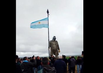 Homenaje a Ricardo Iorio: inauguraron una escultura monumental de casi seis metros en las sierras de Coronel Suárez