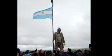 Homenaje a Ricardo Iorio: inauguraron una escultura monumental de casi seis metros en las sierras de Coronel Suárez