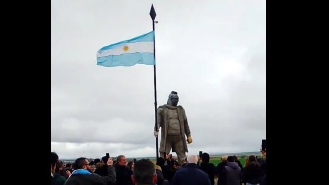 Homenaje a Ricardo Iorio: inauguraron una escultura monumental de casi seis metros en las sierras de Coronel Suárez