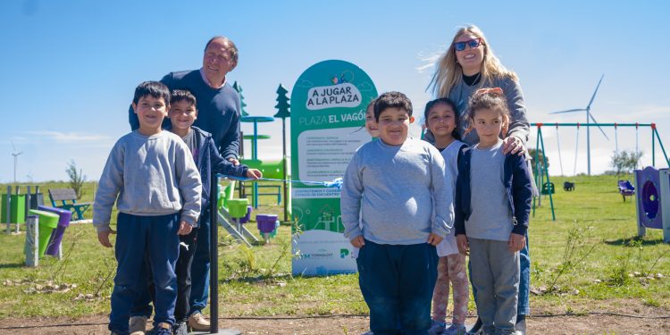 La localidad de Tres Picos ya disfruta de su nueva plaza ‘El Vagón’