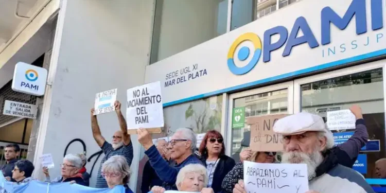 El Colegio de Médicos advirtió que la crisis del PAMI amenaza con desbordar los hospitales públicos y exigió respuestas urgentes al Gobierno nacional