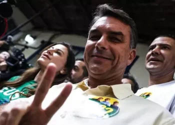 Flávio Bolsonaro aventajó por el 2% de los votos a Lula en la primera vuelta de las elecciones en Brasil y hay balotaje