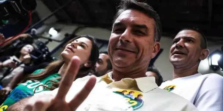 Flávio Bolsonaro aventajó por el 2% de los votos a Lula en la primera vuelta de las elecciones en Brasil y hay balotaje