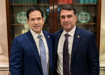 La Administración Trump afirmó que expedirá visados a Flávio Bolsonaro y a su familia y les permitirá entrar en EE.UU. tras huir de Brasil