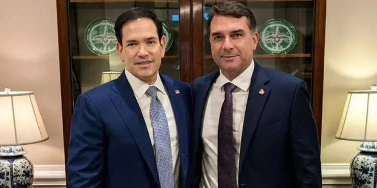 La Administración Trump afirmó que expedirá visados a Flávio Bolsonaro y a su familia y les permitirá entrar en EE.UU. tras huir de Brasil