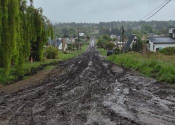 Vecinos del Barrio Cerro Ceferino en FM Reflejos: «El barro nos dejó aislados y exigimos respuestas del municipio»