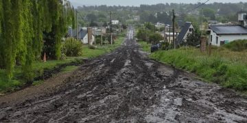 Vecinos del Barrio Cerro Ceferino en FM Reflejos: «El barro nos dejó aislados y exigimos respuestas del municipio»