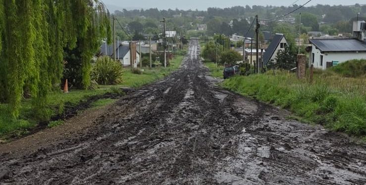 Vecinos del Barrio Cerro Ceferino en FM Reflejos: «El barro nos dejó aislados y exigimos respuestas del municipio»