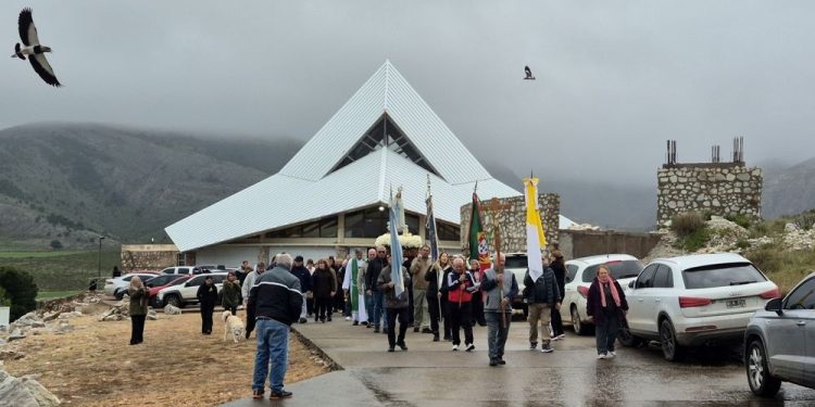 Fàtima: La fe pudo más que el frío y la lluvia en Villa Serrana la Gruta