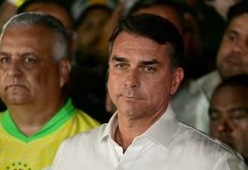 Tras el balotaje, la justicia de Brasil le prohibió salir del país a Flávio Bolsonaro