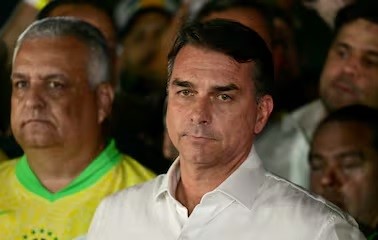 Tras el balotaje, la justicia de Brasil le prohibió salir del país a Flávio Bolsonaro
