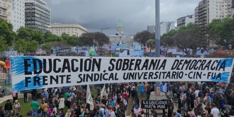 Las calles se volvieron a llenar en defensa de la universidad pública en una jornada marcada por la tensión y la represión policial