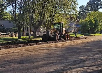 El Municipio de Tornquist puso en marcha la construcción de cordón cuneta en Av. Sarmiento de Sierra de la Ventana