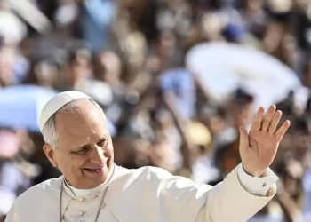 El Papa tuvo una “evolución posoperatoria normal” y caminó por la habitación
