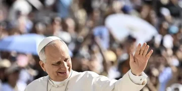 El Papa tuvo una “evolución posoperatoria normal” y caminó por la habitación