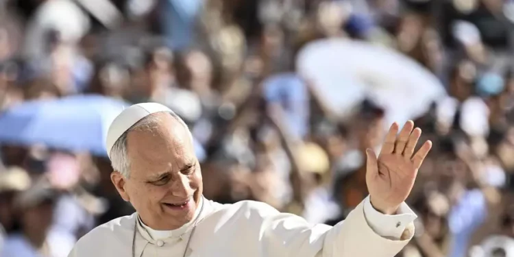 El Papa tuvo una “evolución posoperatoria normal” y caminó por la habitación