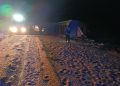 Un camión volcó su acoplado con carga de trigo y mantuvo cortada la Ruta Nacional 33