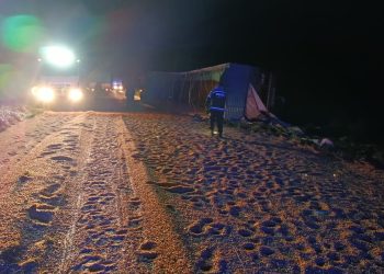 Un camión volcó su acoplado con carga de trigo y mantuvo cortada la Ruta Nacional 33