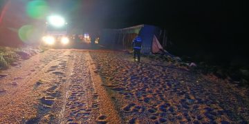 Un camión volcó su acoplado con carga de trigo y mantuvo cortada la Ruta Nacional 33