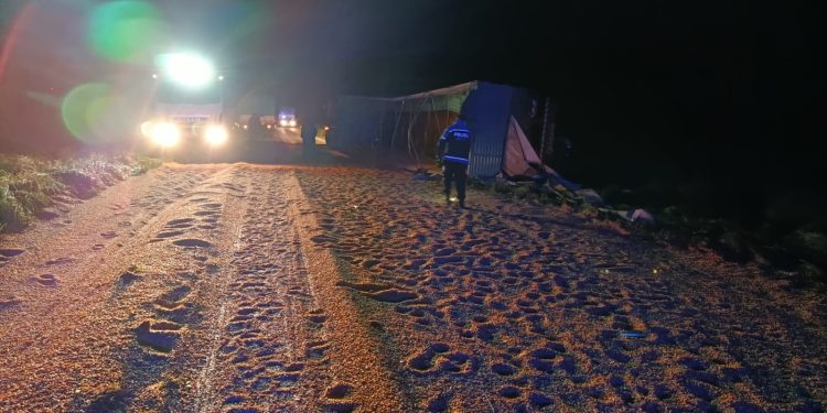 Un camión volcó su acoplado con carga de trigo y mantuvo cortada la Ruta Nacional 33